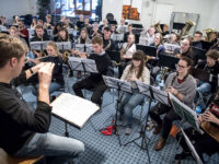 Marinens ungdomsmusikkår med Karlskronafödde dirigenten Per-Otto Johansson.